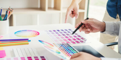 Drucker wählen Farben aus.
