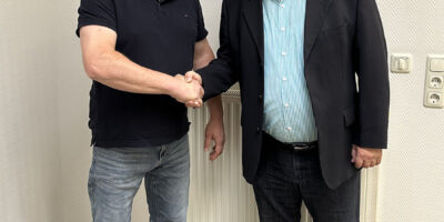 Björn Lindkamp heißt Rainer Martin per Handschlag willkommen