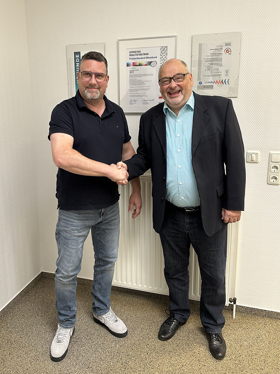 Björn Lindkamp heißt Rainer Martin per Handschlag willkommen
