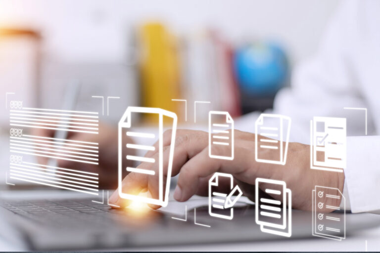 Im Hintergrund ist ein Laptop, auf dem getippt wird. Im Vordergrund sind Grafiken mit Dokumenten-Icons